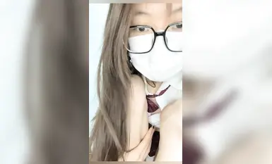 《少女和猫》给恋足的哥哥看裸足