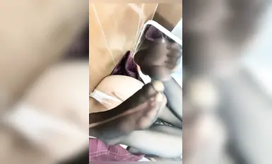 Thân hình mảnh mai của "Girl and Cat" JK trong đôi tất đen