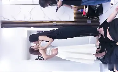 【史上最刺激女同調教男奴】明星顏值極品女S一邊親密舌吻唾液分泌一邊美腿調教男奴，擼管必射！