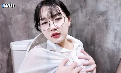 외모 대비가 가장 좋은 소녀 [Wei Qiaoan]는 회사 화장실에서 외국 상사가 그녀의 섬세한 보지에 거대한 자지를 삽입하여 자위하는 것을 발견했습니다! 그 조그마한 몸이 조각조각 좆될 것 같아