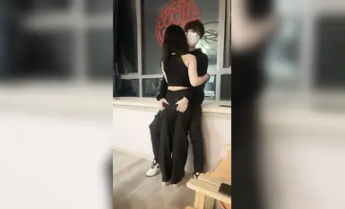 KU hẹn với một nữ sinh nổi tiếng ở bên ngoài, một cô gái mảnh khảnh với đôi chân dài. Cô ngồi xổm xuống thổi kèn, liếm cặc, giơ chân lên đụ cô, sau đó đặt cô lên bàn và đập mạnh.