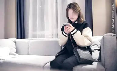 LOVE小天探花棒球服短發萌妹子啪啪，脫掉衣服花臂紋身看不出社會人，腰細胸大側入妹子被操哭了1080修復