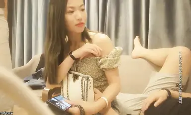 兼職00後大學生清純妹子，美乳翹臀身材苗條，兩兄弟慾火重燃輪番上陣