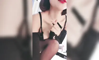 Cô gái dữ tợn trong đôi tất đen - Công chúa, một cô gái rất quyến rũ trong đôi tất đen, với đôi bàn tay thon thả và bào ngư thuần khiết, mọi cử động của cô ấy đều quyến rũ chết người 2