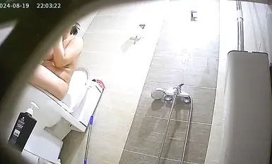 Đặt cam quay bạn gái cùng phòng đi tắm