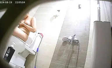 Đặt cam quay bạn gái cùng phòng đi tắm