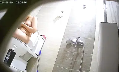 Đặt cam quay bạn gái cùng phòng đi tắm