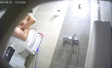 Đặt cam quay bạn gái cùng phòng đi tắm