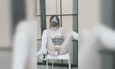 หญิงสาวที่สวมถุงน่องผ้าไหมสีขาวมีประสบการณ์ครั้งแรกกับของเล่นไก่และถึงจุดสุดยอดอย่างระเบิด