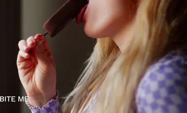 Linacloseups는 내 입술을 물고 이 아이스크림 모양의 진동기로 내 뜨거운 보지를 식혀줍니다.