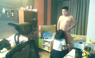 死肥宅網約蘿莉少女06年剛成年JK女孩背著父母應援挨操