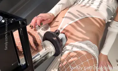 Kassiopeia1你想讓我做更多有關陰部的內容，那就在這里。 因為我把機器向上設置了，所以我想嘗試用它來沖擊我的陰部，看看站起來的感覺如何。