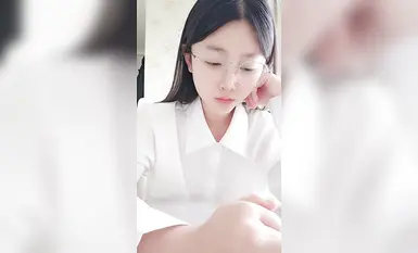 2024年12月新人學生妹【小肉肉】，一股清流，眼鏡反差嫩妹，讓人眼前一亮，初戀風純欲臉大尺度全脫！ (1)