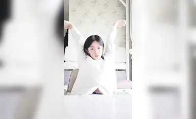 2024年12月新人學生妹【小肉肉】，一股清流，眼鏡反差嫩妹，讓人眼前一亮，初戀風純欲臉大尺度全脫！ (1)