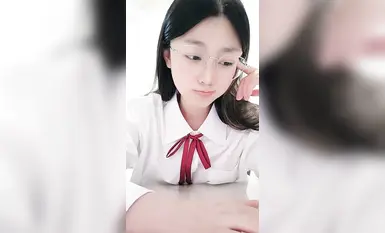 2024年12月新人學生妹【小肉肉】，一股清流，眼鏡反差嫩妹，讓人眼前一亮，初戀風純欲臉大尺度全脫！ (2)