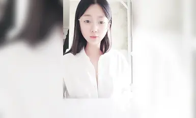 Pada Disember 2024, gadis pelajar baharu itu [Xiaorourou] menghirup udara segar. Perbezaan antara cermin mata dan gadis muda itu mencolok mata. (3)