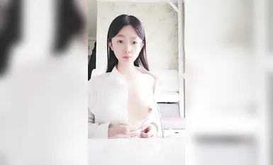 2024年12月、新入生の女の子[シャオロウロウ]は、眼鏡と少女のコントラストが目を引く、初恋のスタイルと純粋な欲望で大規模に脱ぎます! (3)