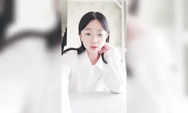 Pada Disember 2024, gadis pelajar baharu itu [Xiaorourou] menghirup udara segar. Perbezaan antara cermin mata dan gadis muda itu mencolok mata. (3)