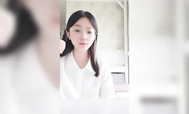 Pada Disember 2024, gadis pelajar baharu itu [Xiaorourou] menghirup udara segar. Perbezaan antara cermin mata dan gadis muda itu mencolok mata. (3)