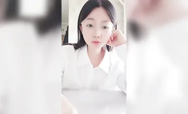 Pada Disember 2024, gadis pelajar baharu itu [Xiaorourou] menghirup udara segar. Perbezaan antara cermin mata dan gadis muda itu mencolok mata. (3)