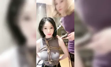 Ang malamig na dilag ay sinampal ng kanyang matalik na kaibigan at sinanay siya sa isang live broadcast ng babaeng S [He HE], tinali at pinaglaruan ng reyna ang babae m at uminom ng holy water, at sinampal at sinanay ng medyas na babae ang babaeng alipin.