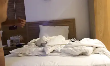 얼굴을 드러내고 돈을 숭배하는 초등학교 소녀는 오랫동안 남자에게 지켜져 왔으며, 순수한 얼굴과 음란한 목소리를 지닌 그녀는 청순하고 아름다운 외모 뒤에 있는 귀여운 소녀이다. 겉보기엔 귀엽게 보이는 사람이 사실은 조금 창녀예요.