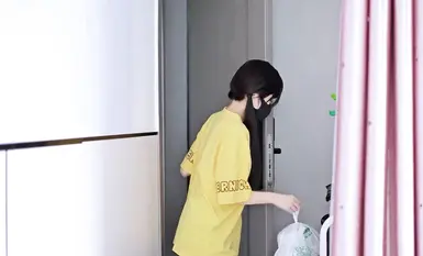 女外卖员用肉体偿还