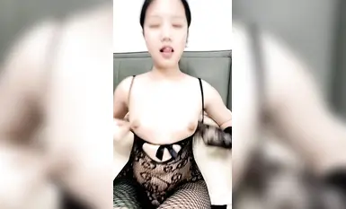 反差學妹穿著性感的連體黑絲情趣內衣誘惑狼友，聽狼友指揮脫光玩弄蝴蝶騷逼，大花腿很是性感自慰呻吟真騷啊