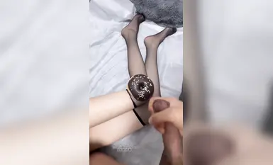 重口警告！把堂妹调教成为吃精液和尿液母狗！妹妹的精液食物吃播「Jojo九九」黑丝小母狗祈求精液甜甜圈