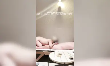 2024年最新【狙心Dom】，爆操小母狗系列之，一字马母狗小久，酒店阳台旁后入，白嫩胴体被打的通红，好浪贱货(3)