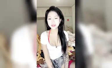 뚱뚱한 학생 소녀 [Xinxin La La La]는 소품 69로 자위하고 서로의 개 가죽 끈을 핥고 격렬하게 섹스를합니다 (1)