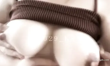 Ang nangungunang makulit na asawang blogger [Little Bear Daddy] ay nagsasanay sa kanyang nagpapasusong asawa na magpasuso mula sa itaas habang sinisiraan ng kanyang asawa ang kanyang mga likido sa ari at gatas na magkasama, na medyo kapana-panabik ang kan