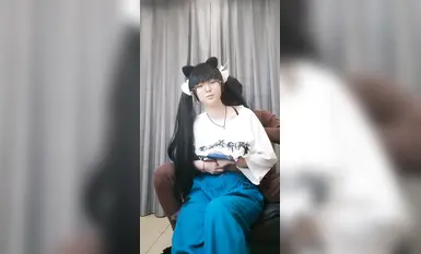 你的專屬小女友00後嫩妹，被兩小哥各種玩弄，雙馬尾白嫩美乳粉穴