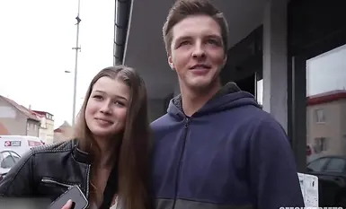 捷克街頭搭訕年輕情侶，重金買下男子女友操逼，還要求男友站在一邊觀看，這體驗絕對爽歪歪了吧！