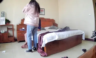 ธันวาคม 2024 [ภาพถ่ายเซลฟี่ส่วนตัว] นักเรียนรุ่นพี่คนหนึ่งที่วิทยาลัยการแปลในซีอานถูกบังคับให้มีเพศสัมพันธ์โดยไม่ใช้ถุงยางอนามัย เธอร้องไห้ตลอดเวลา เธอมีส่วนสูงจริงๆ 172 ซม. (2)