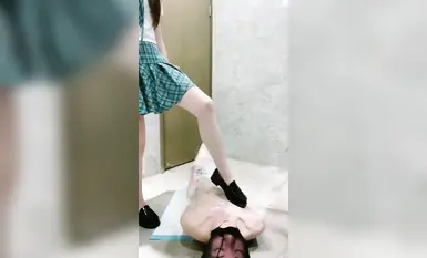 女生也可以很暴力 叛逆學妹【櫻桃小S】✅衛生間暴虐小哥哥，踩踏 添足 聖水 表面JK乖乖女私下竟然如此反差！