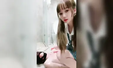 女生也可以很暴力 叛逆學妹【櫻桃小S】✅衛生間暴虐小哥哥，踩踏 添足 聖水 表面JK乖乖女私下竟然如此反差！
