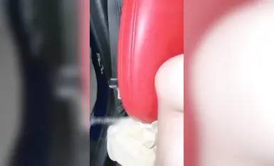 湖北賓士小哥班花級女神女友當狗玩，直接在車里調教無套抽查，白虎小逼被操刀尿噴一車