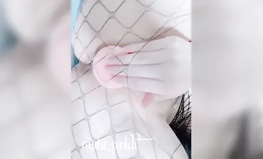 超嫩清純唯美小仙女【不小心噴到啦】小穴穴太敏感了 輕輕一揉就噴了好多水水，好想要爸爸的大雞巴填滿小母狗的騷穴 (2)