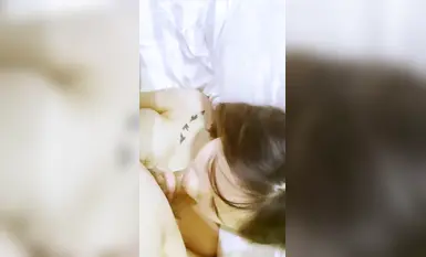 Hình xăm busty cô gái cho cô ấy bạn trai tình dục bằng miệng