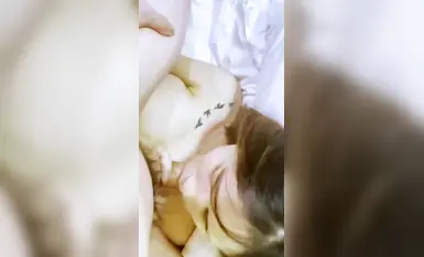 Hình xăm busty cô gái cho cô ấy bạn trai tình dục bằng miệng