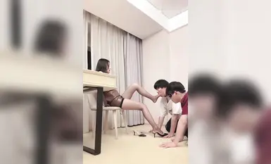 【女王調教】師范大學反差婊女王調教男奴，小鮮肉主動張嘴吞口水，好會玩