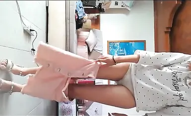 Pelajar perempuan terbaik berkulit cerah dan cantik mengambil swafoto di rumah