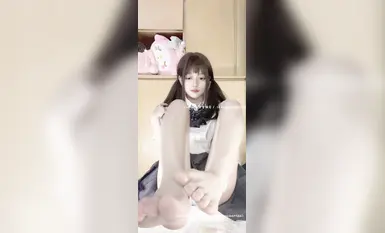 【玉足萝莉风嫩妹】，可爱双马尾，露脸小美女【要要饿晕了】推特福利，自慰口交足交，性爱，小母狗属性拉满(2)