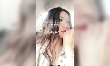 2025年1月最新，【真實大學生勾搭】，網約車司機野外車震，肥美白虎饅頭逼，完美露臉，後入內射