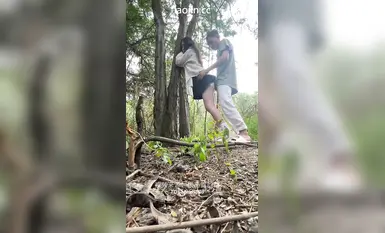 2025年1月最新，【真實大學生勾搭】，網約車司機野外車震，肥美白虎饅頭逼，完美露臉，後入內射