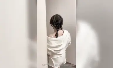 骚妇猫猫商场楼梯间刺激后入被发现快跑哈