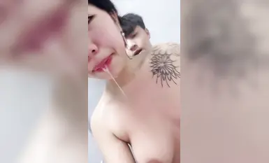 สาวมีชีวิตชีวาที่มีรอยสักยังคงน่าตื่นเต้น หากไม่มีรอยสัก สาวมีชีวิตชีวาก็มีความน่าสนใจน้อยลงเล็กน้อย