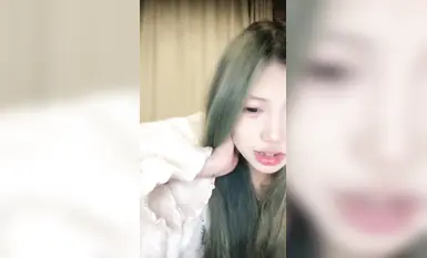 สาวมีชีวิตชีวาที่มีรอยสักยังคงน่าตื่นเต้น หากไม่มีรอยสัก สาวมีชีวิตชีวาก็มีความน่าสนใจน้อยลงเล็กน้อย