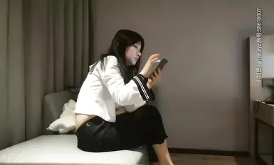 再約這個甜美妹子返場，讓她穿上情趣裝黑絲啪啪，口交舔逼調情，翹屁股後入大力抽插猛操，精彩。